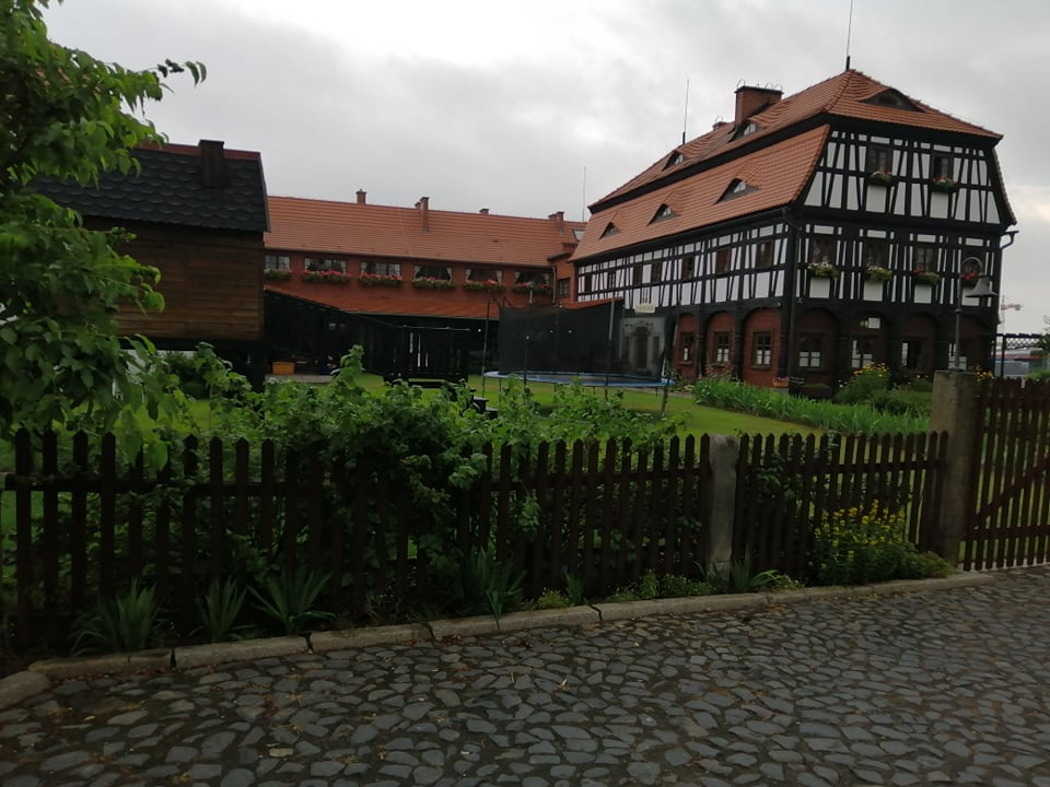 Zdjęcie siedziby stowarzyszenia "Dom Kołodzieja" w Zgorzelcu, a jednocześnie hotel i restauracja pod tą samą nazwą