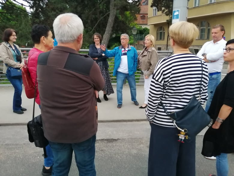Zdjęcie grupy osób słuchającej mężczyzny